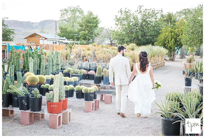 Desert Wedding Venue With A Cute Chapel Las Vegas Photographers Desert Wedding Venues Little Chapel Of The West